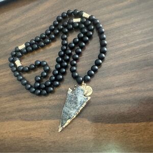 Kinsley Armelle Black and Gold Arrowhead Necklace